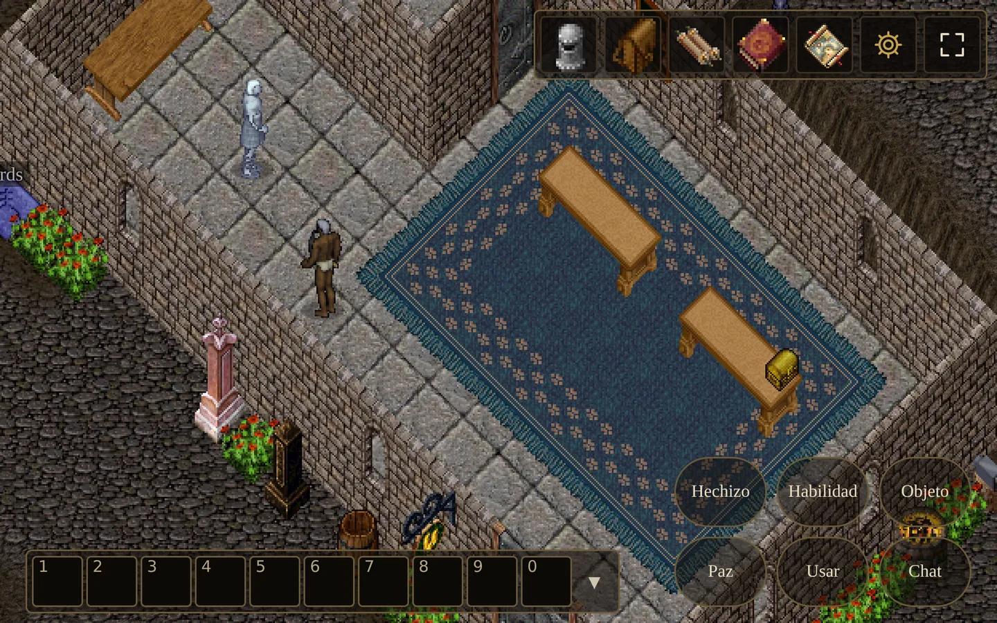 El juego en un teléfono en horizontal: una sala de piedra con alfombra azul, la barra de acciones abajo y los botones Hechizo, Habilidad, Objeto, Paz, Usar y Chat a la derecha